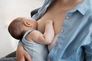¿Por qué cada pecho puede necesitar una cirugía mamaria diferente después de la lactancia?